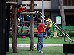 針對「育兒減工時」議題，藍綠各有看法。資料照片。
