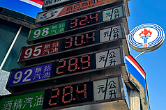 經濟部允諾油價公式半年內檢討。中油說明，檢討公式不能只單看戰爭影響等短期因素，需以中長期視角做通盤考量，後續也將廣納各界建言納入檢討考量。示意圖。
