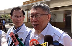 前民眾黨主席柯文哲(右)16日表示，不管是陸配或外配，若已取得中華民國身分證，都應享有參政權，民眾黨支持新住民參政權，不過他也強調，李貞秀的個人行為仍必須受社會公評。資料照。
