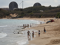 LG
核三廠停機後　重啟與否引關注（1）
總統賴清德表示，核二、核三具備重啟條件，月底會
將重啟計畫送核安會審議，近期重啟核電與否再引關
注。圖為115年3月22日自恆春沙灘遠眺核三廠。
中央社記者黃郁菁攝　115年3月24日
