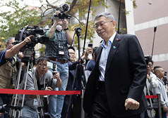 北院審理京華城等4大案3月26日宣判，前台北市長柯文哲(前右)抵達現場。(檔案照)
