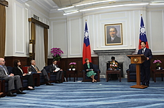 近日來自美、歐、英等多個重量級國際訪團接續訪台，並與賴清德總統會面。圖為賴總統(右)3月30日在總統府接見美國聯邦參議院外交委員會民主黨首席議員夏亨(Jeanne Shaheen，另譯：夏欣，左5)及共和黨參議員匡希恆(John Curtis，左4)所率跨黨派訪問團。