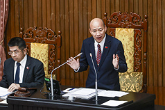 立法院長韓國瑜(右)在召集黨團協商後表示，今年度總預算相關事宜將於下周再行召集協商討論。資料照。
