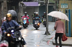 氣象署提醒，3日北部有局部短暫陣雨或雷雨，外出記得攜帶雨具備用。資料照片。