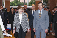 美國聯邦參議院外交委員會民主黨首席議員夏亨
（Jeanne Shaheen）（左）及共和黨參議員匡希恆
（John Curtis）（右）所率跨黨派訪問團31日傍晚到
立法院拜會。
