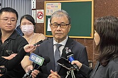 教育部長鄭英耀（中）1日到立法院教育及文化委員會報告業務概況，會前接受媒體聯訪。
