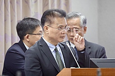 法務部政務次長黃謀信（前）1日列席立法院司法及法制委員會。