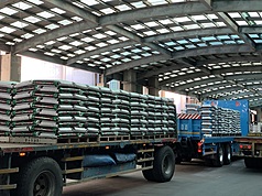 國內製肥原料庫存充裕，並透過政府補助及台肥公司吸收部分原料漲幅，肥料價格凍漲，讓業者持續生產並穩定供應，農友毋須囤積。(資料照/農糧署提供)