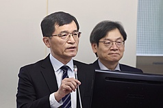 經濟部次長何晉滄（左）。