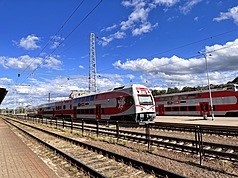 油價飆漲，立陶宛推火車票價減半降低民眾負擔。圖為LTG Link的鐵路列車。