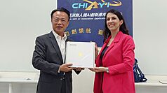 捷克前眾議院議長艾達莫娃(Marketa Pekarova Adamova，右)1日參訪亞洲無人機AI創新應用研發中心，嘉義縣長翁章梁(左)致贈阿里山高山咖啡，歡迎來訪。