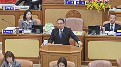 新北市長侯友宜1日在市議會宣布，自8月31日起，全面推動公私立國中小學生免費營養午餐政策，與各縣市同步於開學上路。