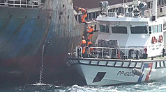 中資背景權宜輪多哥籍「宏泰58」貨船涉拖斷台澎第3海纜線案，中國大陸國台辦1日稱「宏泰58」是被台灣走私團伙操縱；海巡署下午透過新聞稿嚴正駁斥。圖為海巡艦艇攔停登檢畫面。（海巡署提供）
