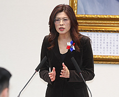 國民黨1日下午在中央黨部召開中常會，黨主席鄭麗文表示，她將於4月7日率團訪陸，國民黨有不可推卸的歷史任務，證明兩岸可透過對話交流，締造和平穩定的兩岸關係。