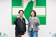 民進黨中央黨部發言人韓瑩（右）參選今年底的宜蘭市長，兼任民進黨主席的總統賴清德（左）1日在民
進黨中常會上為她加油。（民進黨提供）