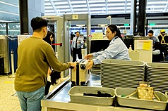 115年清明連假首日為桃園國際機場公司預估出境高峰，單日運量上看16.2萬人次，航空警察局申請支援替代役男46名，並提高輔助安檢員100名因應出境人潮。