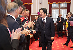 總統賴清德（前中）1日下午在總統府接見社團法人國際生命線台灣總會理監事及「珍愛生命線」首屆十大生命救援獎獲獎人，逐一向與會來賓握手致意。

