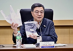 中東戰火導致石化產品上游原料受阻，近期引發「塑膠袋之亂」。行政院長卓榮泰1日表示，已要求中油從上游擴大生產、優先供應國內需求。