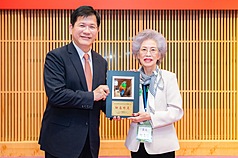 外交部長林佳龍（左）3月31日晚間接待由行政院政務顧問何素珍（右）率領的台泰國會議員友好協會顧
問團，致贈何素珍「功在外交」獎牌。（外交部提供）
