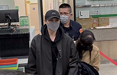 新北檢警持續偵辦閃兵案，1日第4波查緝行動共拘提9人到案，其中藝人「王子」邱勝翊（前左）複訊後以新台幣50萬元交保。據悉，王子在警詢中承認花費約33萬元偽造高血壓躲避兵役。
