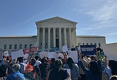 美國最高法院首度聽取出生公民權案，群眾與民間團體1日在最高法院前聚集。