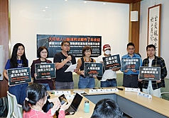 爆發疑似外籍漁工遭強迫勞動致死的遠洋漁船「大旺號」案件已屆滿七年，外籍漁工人權保障聯盟（漁工盟）2日協同立法委員林月琴（左2）召開記者會，要求台灣遠洋漁業儘速改革，避免成為國際貿易制裁的對象。

