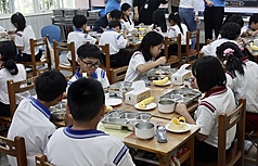 台北市長蔣萬安2日宣布全市國中小營養午餐自115學年度起免費，含有機食材等補助在內，每餐
價值國小達87元、國中92元。圖為國小學童食用營養午餐。