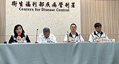 疾管署3日說明台灣首例H7N7流感病毒屬低病原性禽流感病毒，且未發現抗藥性突變，民眾無需恐慌。圖為衛福部疾管署2日召開臨時記者會，公布首例本土人類感染H7亞型新型A型流感病例，疾管署發言人曾淑慧(左一)說明疫調。資料照片