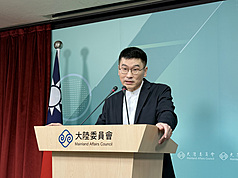 PM
陸委會副主委兼發言人梁文傑主持2日記者會（1）
針對國民黨主席鄭麗文近日將赴中國大陸訪問，陸委
會副主委兼發言人梁文傑2日在例行記者會表示，北
京「召見」鄭麗文的目的，是要將兩岸問題內政化，
並阻撓美國對台軍售。盼鄭麗文能大聲要求北京正視
中華民國的存在，並立即停止軍機繞台。
中央社記者廖文綺攝　115年4月2日
