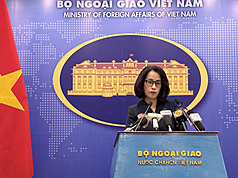 荷莫茲海峽遭伊朗封鎖，導致全球能源與貿易動盪，航行當地船隻也面臨安全風險。越南外交部今天重
申，支持海洋航行自由、安全和保障，並重申遵守國際法對於確保海上安全與和平穩定至關重要。