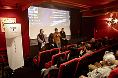 巴黎台灣電影節由駐法台灣文化中心、巴黎拉丁區指標藝文電影院Filmotheque共同合作。圖為4月1
日開幕片現場，左1為戲院負責人柯塞，右1為法國影評人傅洛東，右2為本屆焦點影人曹仕翰。