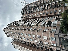 花蓮逾百棟建物在2024年發生的0403強震受損，至今已屆滿2年。圖為完成補強工程簽約的吉安鄉「山海觀」大樓。
