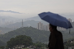 氣象署表示，7日起受鋒面影響及東北季風增強，是未來一週降雨最劇烈的一天，全台防雷雨。
