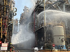 高雄中油大林煉油廠3日下午因槽體洩漏燃燒重油起火，消防局獲報馳援灌救，市府也提醒市民關閉門
窗、減少外出。（高雄消防局提供）