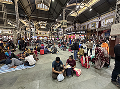 印度4月起展開分兩階段進行的人口普查，這是印度2011年後的第一次人口普查，也是該國繼1931年後，首度全面登錄種姓的人口普查。圖為在火車站等車的印度民眾。
