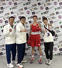 台灣女子拳擊好手黃筱雯(右2)3日闖進亞洲拳擊錦標賽4強，團隊包括教練劉宗泰(左2)、曾自強(左
1)、防護員劉涵臻(右1)都提供完善照護。（中華民國拳擊協會提供）