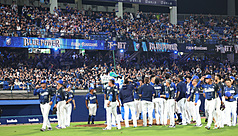 中華職棒富邦悍將3日在新莊棒球場的主場開幕戰共吸引了滿場1萬1600人，賽後悍將選手到場中向球迷致意，感謝他們熱情為球隊加油。

