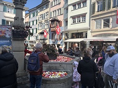 蘇黎世老城的玫瑰噴泉源自15年前花店保存婚禮剩花、布置水池的行動，照片中右側的Blumen Fitze花店是玫瑰噴泉最早發起的花店之一，以回收花材妝點店門口的噴泉，十多年來遊客絡繹不絕，創造善的循
環。
