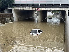 苗栗地區4日大雨，苗栗市通往公館方向涵洞因為嚴重淹水，2部車輛遭滅頂，所幸人員已事先逃出。
