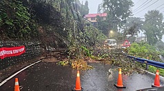 新竹縣山區4日受強降雨影響，發生多處邊坡溢流、路樹倒塌及道路積水等災情，五峰鄉公所應變人員已進駐搶修，縣府各單位也全面動員巡查。
（新竹縣政府提供）
