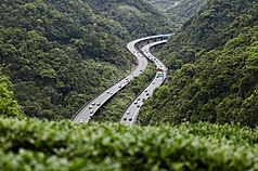 清明連假第三天，高公局表示，國道5日上午截至9時大致順暢，國五北向路段，車流已逐漸增加。圖為國道5坪林路段。資料照。

