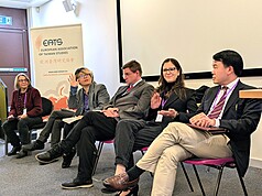 中央研究院歐美研究所助研究員李語堂（James Lee，右1）表示，英國對台立場未變，英方認為台灣地位未定。圖為李語堂參加1至3日於英國朴茨茅斯大學舉行的歐洲台灣研究學會（EATS）年會，分享對英國歷史檔案的研究成果。
