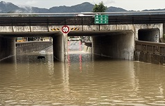 苗栗縣4日凌晨至清晨雷雨狂襲，多處出現積淹水災情，苗栗市通往公館鄉涵洞2車滅頂，幸無人員受困受傷。