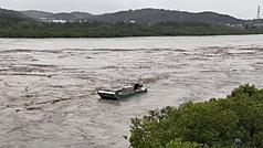苗栗縣4日凌晨至清晨大雷雨，中港溪河水暴漲，竹南鎮港墘里長林裕章接連目擊3艘膠筏直接被沖出海。（林裕章提供）
