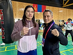 拳擊女將陳念琴（左）闖進2026亞錦賽65公斤級冠軍戰，圖右為教練柯文明（右）。資料照片。（柯文明提供）

