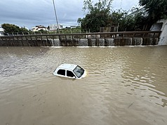 苗栗縣4日雷雨狂襲，造成部分房屋淹水及道路車輛泡水等災情。苗栗縣府將從寬認定救助門檻、加速協助，並拍板調整淹水救助與慰問機制。