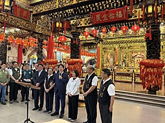 總統賴清德（右4）4日到屏東慈鳳宮參香並揭匾「福佑生民」，發表談話時提及國防特別預算，指出面對中國威脅，要打造台灣之盾罩住台灣，以保存國軍戰力及守護人民生命財產安全。