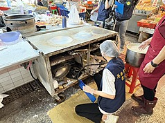 高雄有不少民眾在一家市場攤位購買春捲食用後，陸續出現疑似食物中毒症狀。圖為5日市府衛生局前往攤位採檢釐清。(高雄市衛生局提供)
