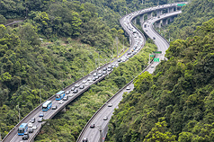 高公局表示，截至今天(6日)上午7時，交通量為11.6百萬車公里，預估今天交通量為111百萬車公里。資料照。
