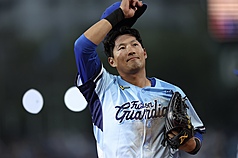 中華職棒富邦悍將隊球星林哲瑄（圖）球員生涯最後一舞，5日他擔綱先發中外野手、打第一棒，於2局上
完成守備任務後退場，離場前向場邊球迷致意。
